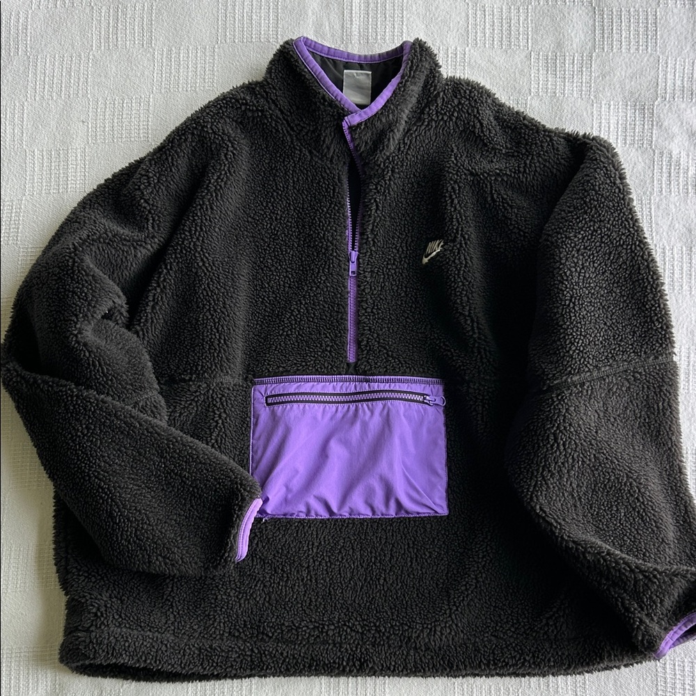 Nike Women’s oversized black and purple fleece pull over size Large